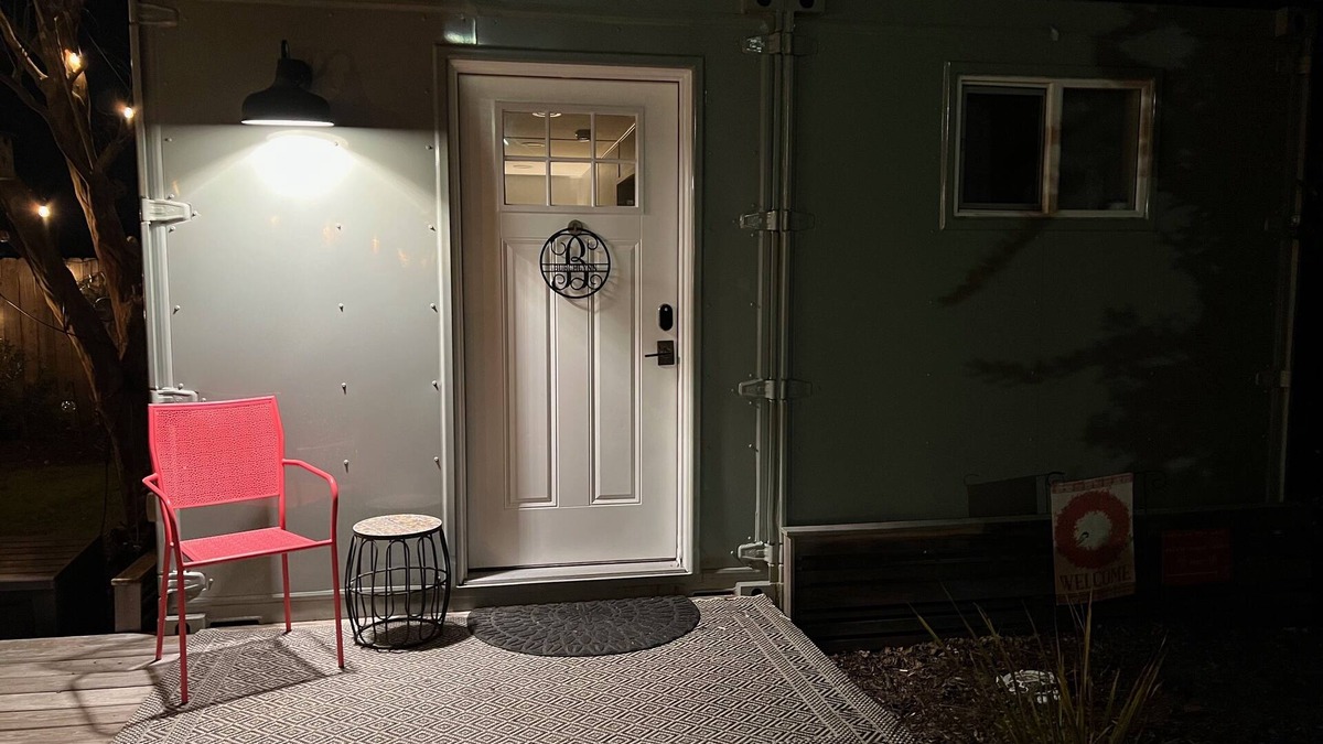 Kings Grant Cottage | Centrally located - Close to Beach and Downtown - Burchlynn Cottage