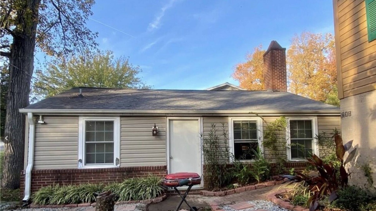 High Point Cottage | Centrally located cozy cottage perfect for professionals!