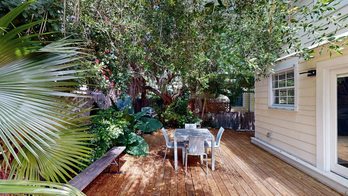 Old Town Apartment | Centrally located cottage apartment with patio - walk to beach & dining