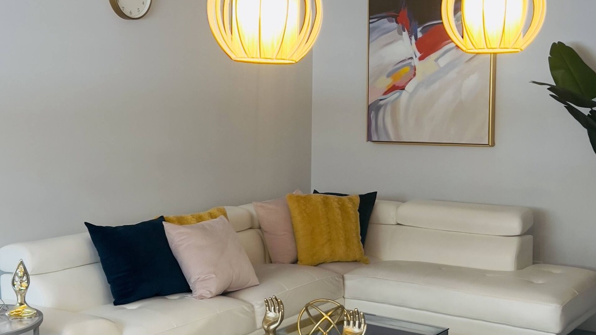 Whyte ave Apartment | ✨ Centrally Located ⭐️Downtown⭐️Very Spacious ⭐️Wifi ⭐️Smart Tv✨Free Parking✨