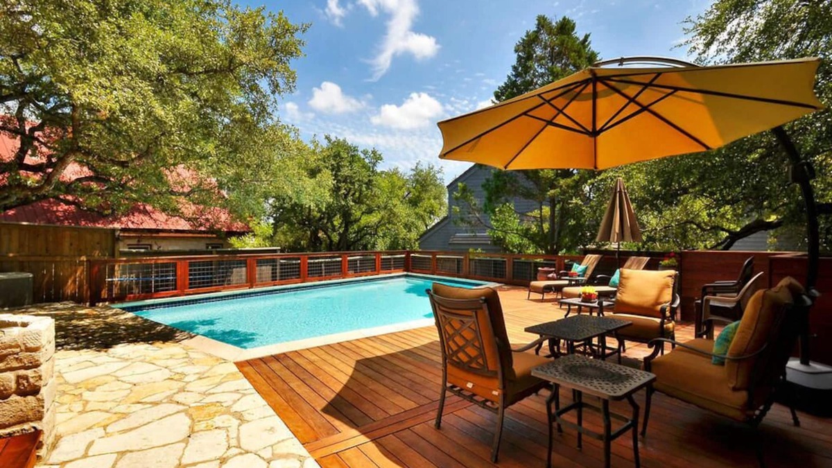 Barton Hills House | Centrally located - Downtown - Private Pool - 5 Bed/4 Bath