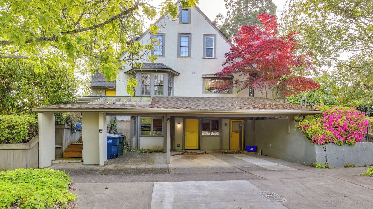 Amazon Apartment | Centrally Located Eugene Apt < Half-Mi to UO!