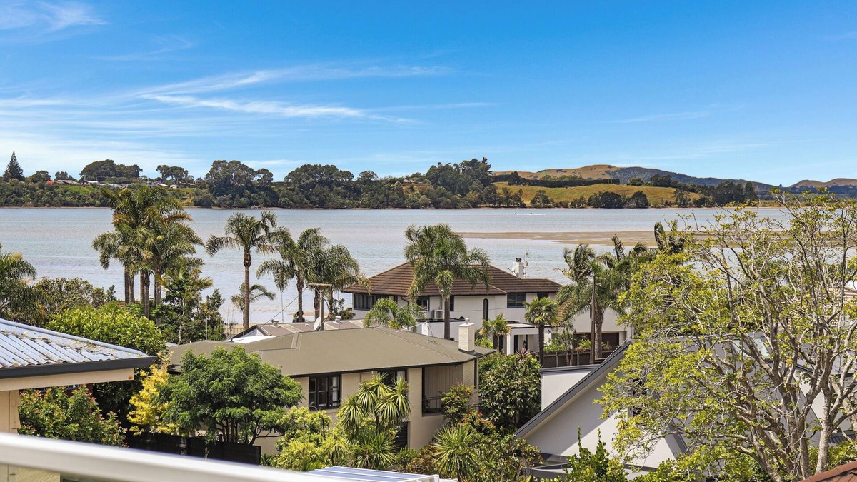 Tauranga House | Centrally located family friendly house with stunning views.