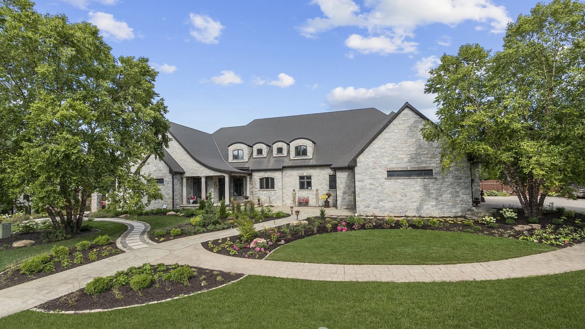 Neenah House | Centrally located Fox Valley estate in sought-after Neenah