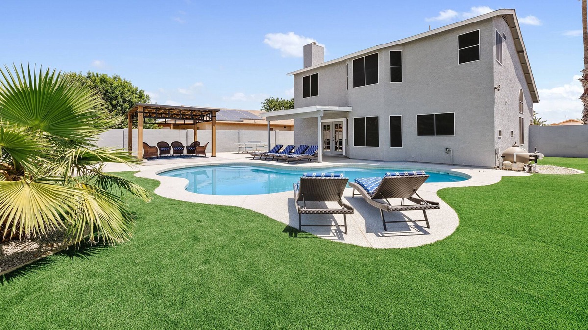 Maryvale House | Centrally located gem/Diving Pool/4BR/2 King beds, near Cardinal Stadium