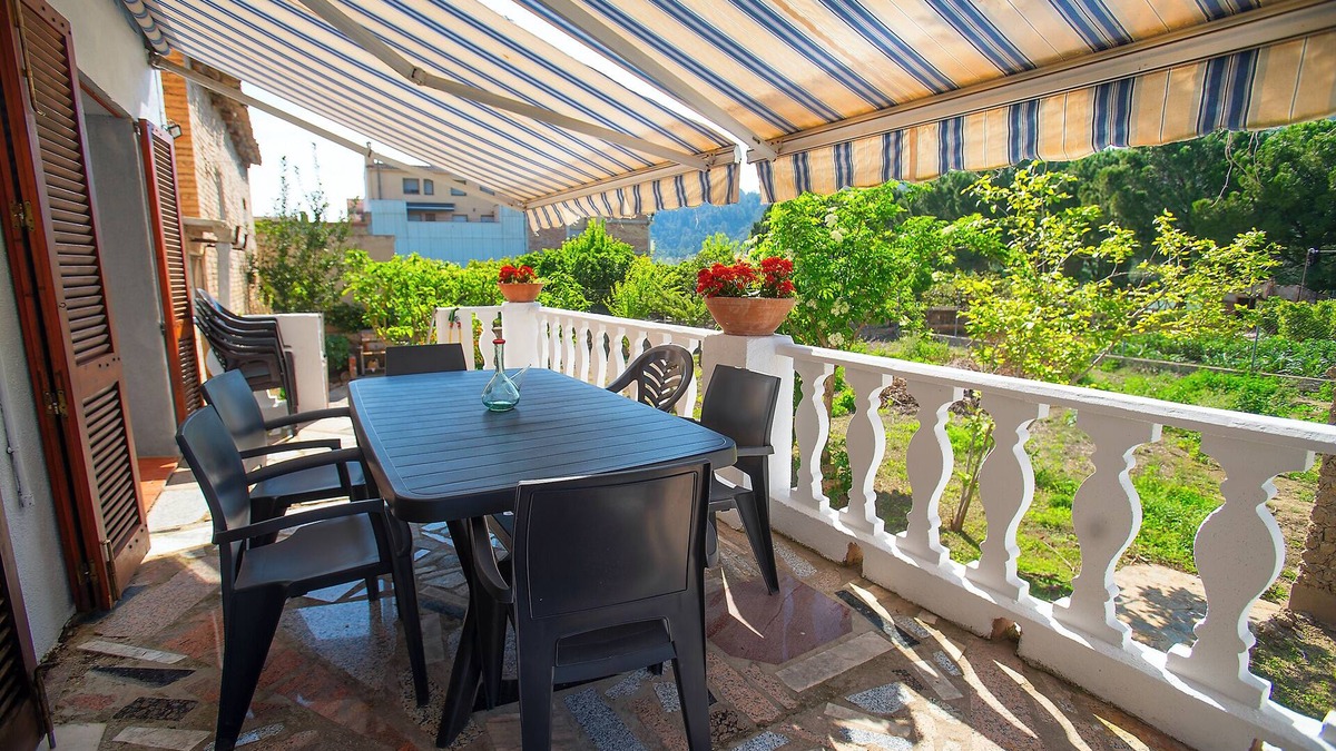 Benifallet House | Centrally located house in Benifallet with large garden, ideal for families, friends and pets.