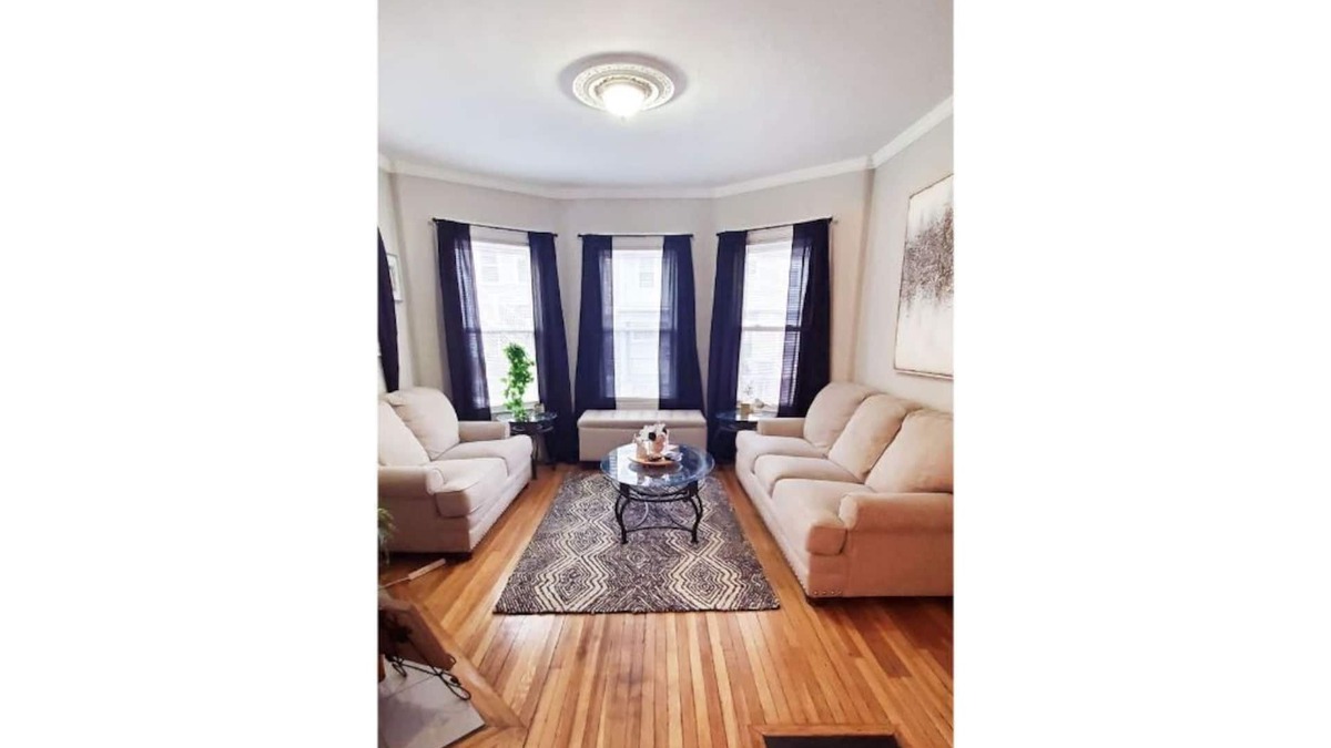 Dorchester House | Centrally located in the heart of Boston near T
