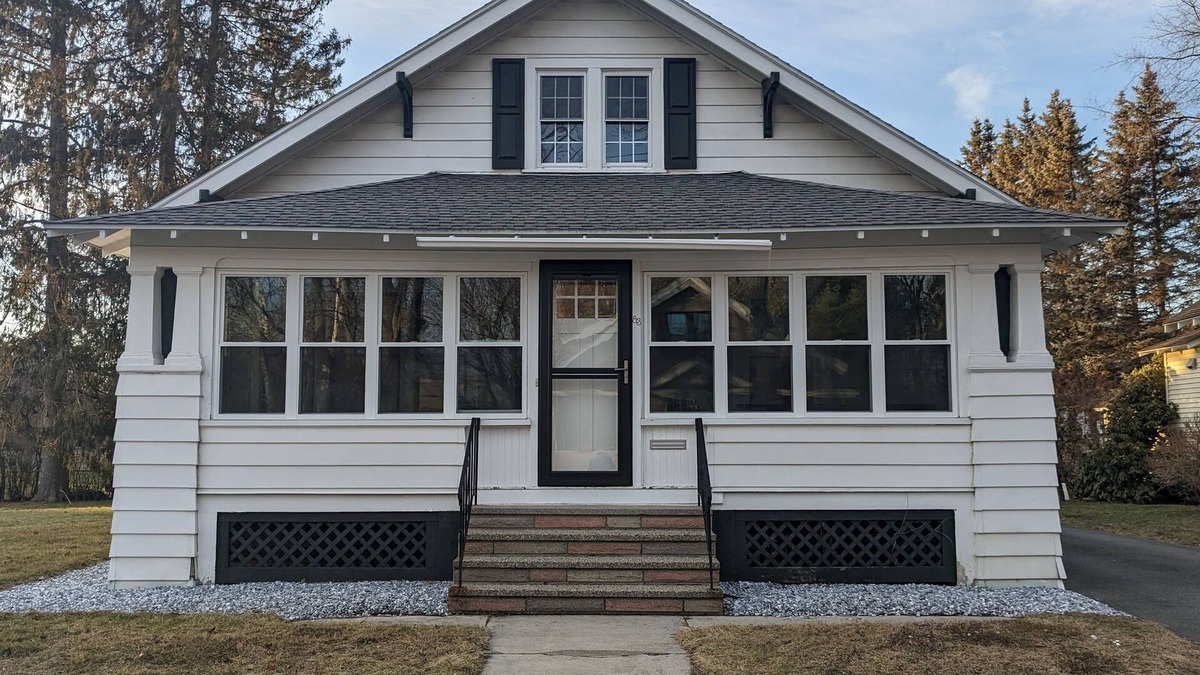 Pittsfield House | Centrally located in the Berkshires - Cozy Bungalow in SE Pittsfield!
