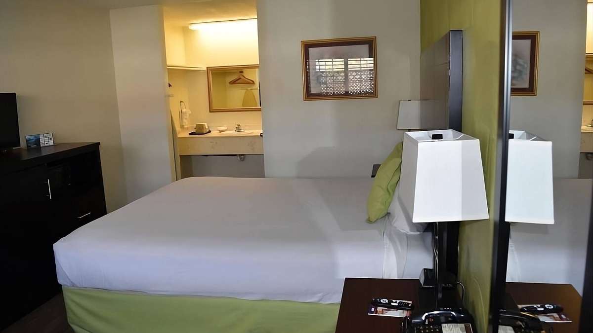 Old Town Hotel | Centrally Located in Downtown San Diego! Onsite Parking & FREE Breakfast