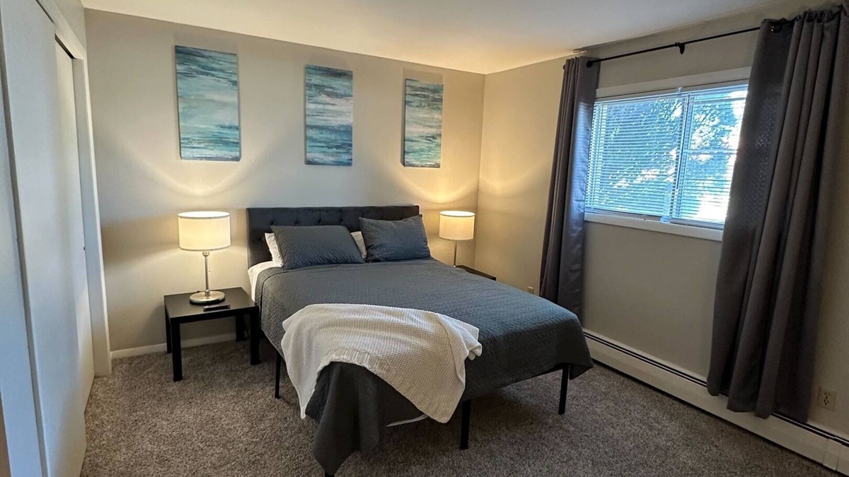 Bloomington Apartment | Centrally located Large one bedroom