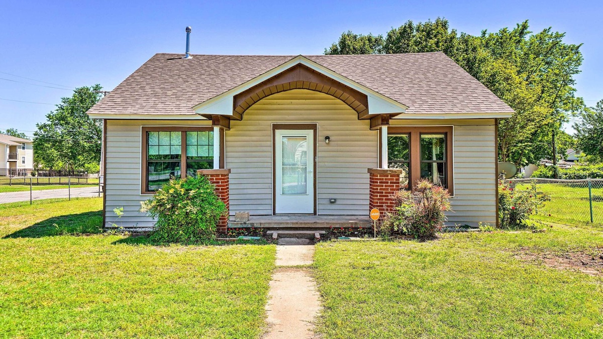 Lawton House | Centrally Located Lawton Home: Dogs Welcome!