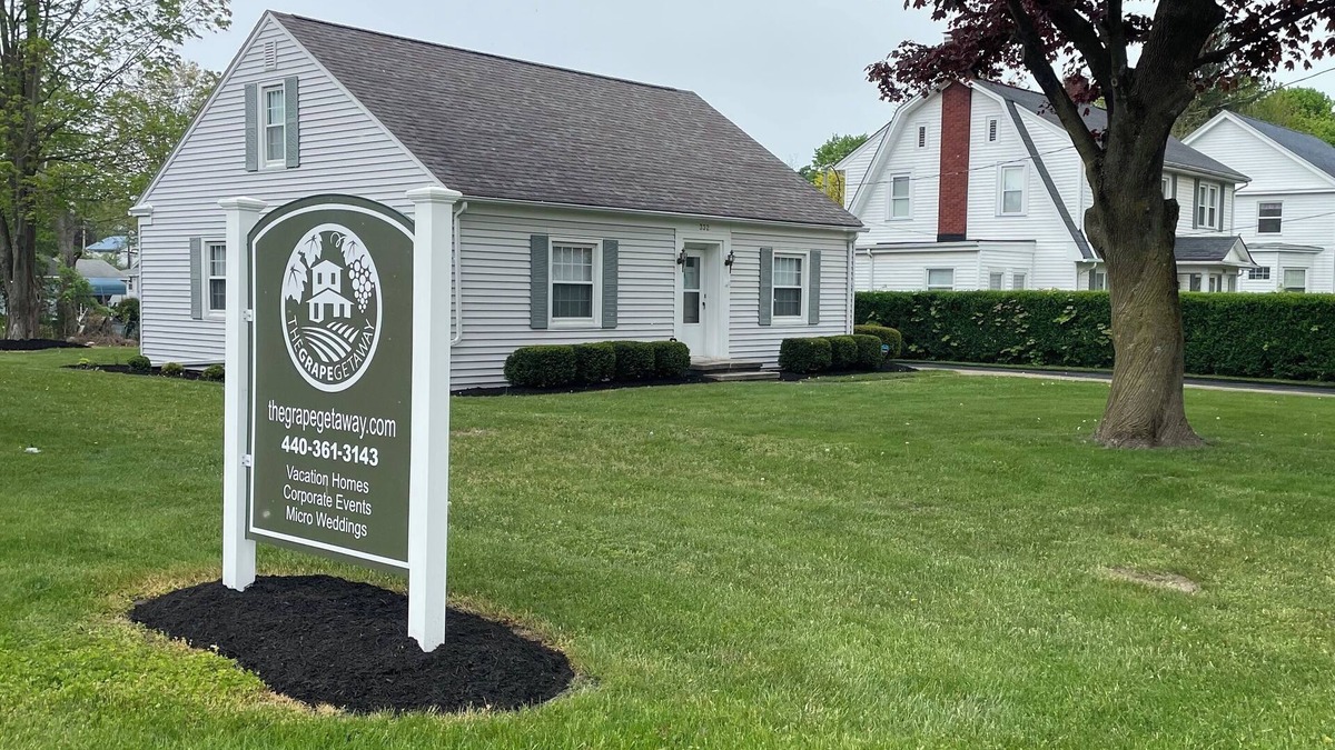 Geneva House | Centrally located local wineries, GOTL, and Spire. Walk to winery, coffeehouse