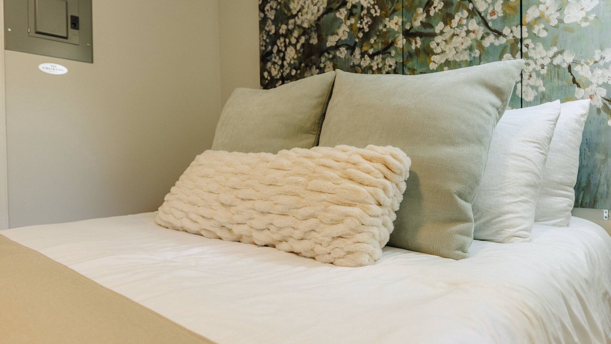 Memphis House | Centrally Located Memphis Tiny Home Queen Bed REAR