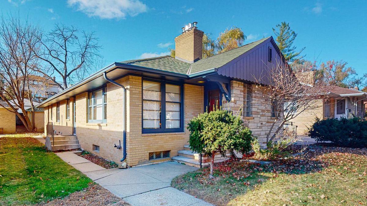 Fulton House | Centrally located near shopping & restaurants w/gas fireplace, wifi