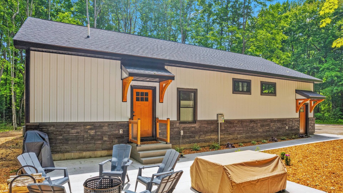 Elmira House | Centrally located newly built barndo, AC & WIFI