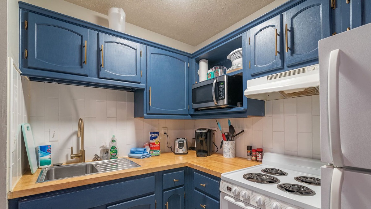 Hemlock Apartment | Centrally Located & Recently Updated Kokomo Apartment is Clean & Comfortable