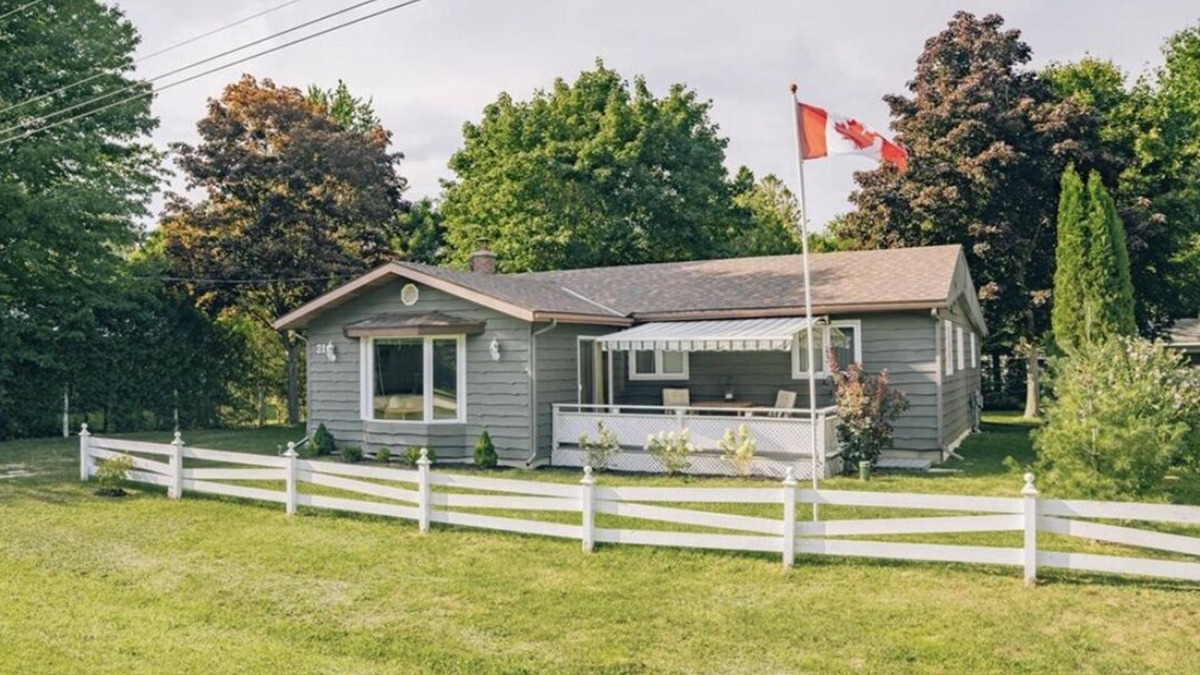 Bayfield Cottage | Centrally located spacious cottage just steps from beach and downtown!