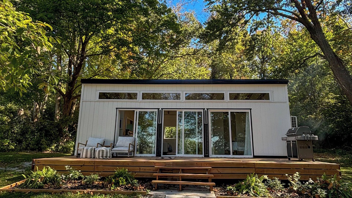 Fairview Heights Cottage | Centrally located St. Louis and Arch view. Complimentary water,wine & breakfast