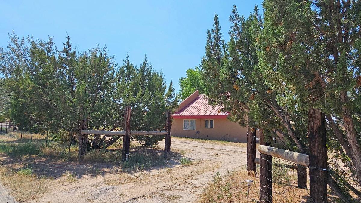 Espanola House | Centrally-located, sweeping mountain views!