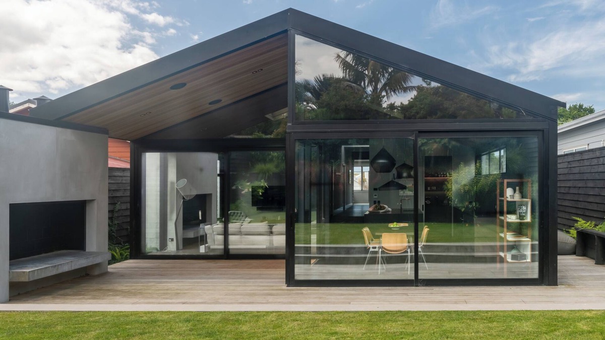 Grey Lynn Villa | Centrally located, then The Tranquil Retreat is close to Auckland’s nightlife and waterfront. Calm and serene enjoy the outdoor surround sound music and fireplace. The ultimate inner-city getaway.