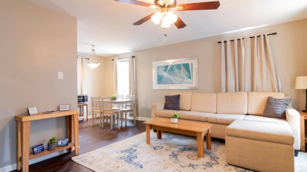 Columbus House | Centrally Located - The Delightful Doubles Unit B