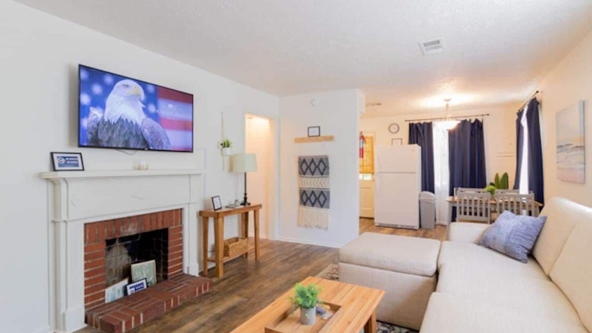 Columbus House | Centrally Located- The Delightful Doubles Unit E