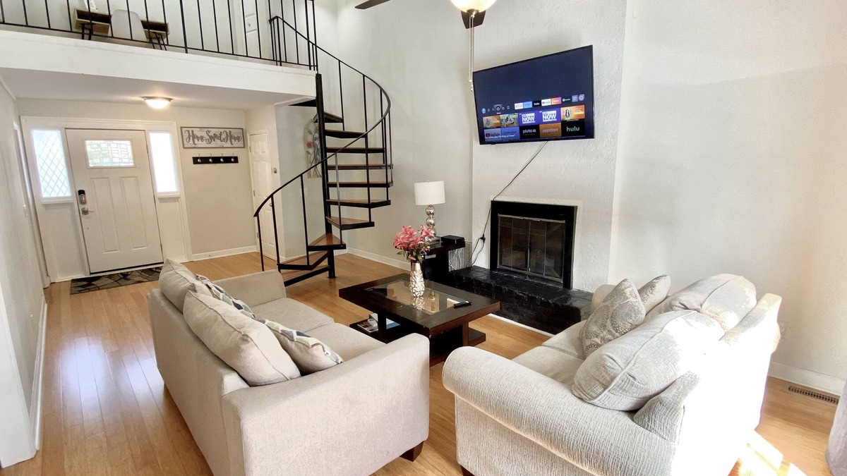 Hanahan House | Centrally Located Townhouse! Spacious 4 BR Near Beaches and Downtown.