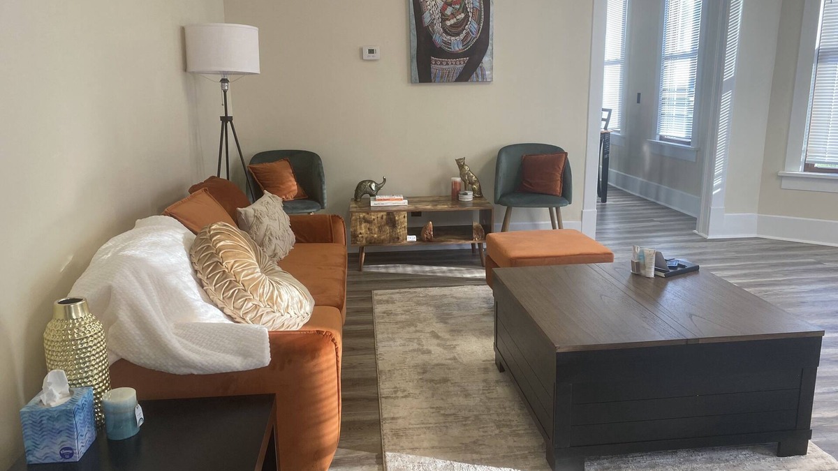 Mount Vernon House | Centrally located and close to I-64, I-57, Hwy. 15, and Hwy. 148