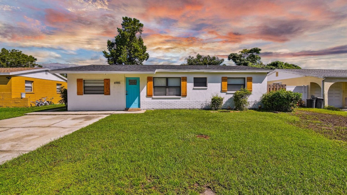 Pinellas Park House | Centrally Located Insta Worthy Retreat 🏖️ - Heated POOL | Bar | Games