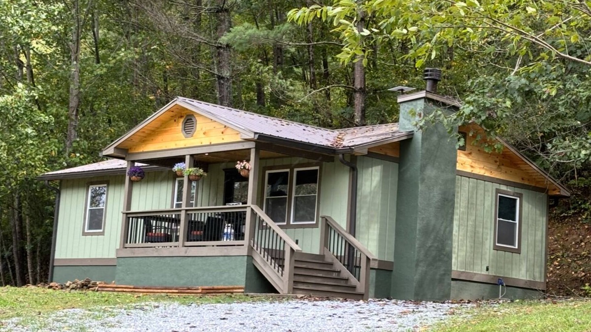 Almond Cabin | Centrally located for all attractions of Western North Carolina