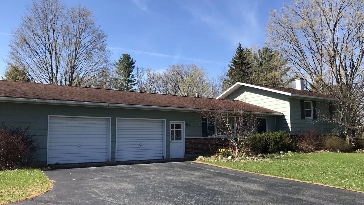 Williamsburg House | Centrally located 3 bedroom house with attached garage