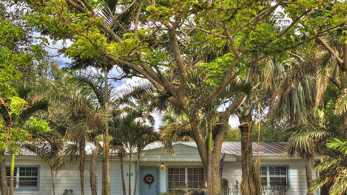 Indialantic By The Sea House | Centrally located, walk/bike to the beach, river, restaurants or Pub
