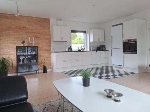 Holstebro Apartment | Centralt beliggende hyggeligt byhus med 8 sovepladser 130m2 med pejs