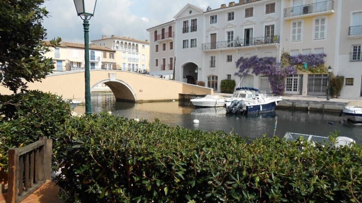 Port Grimaud Apartment | Centre, near market place, 56m2, 4 pers, terrace 30m2, beaches, Wifi, AC