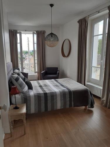 Nogent-le-Rotrou Bed & Breakfast | centre ville, chambre indépendante 20m2 et sa salle de bain privée