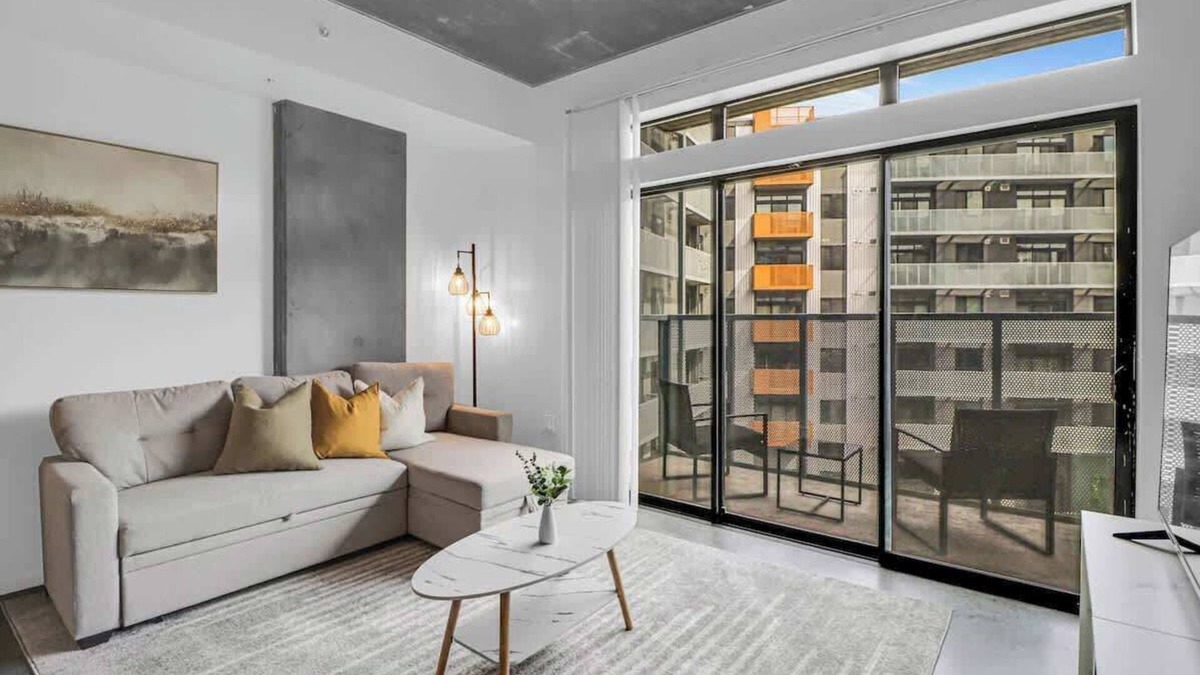 Evans Churchill Apartment | Centric 1BR In HEART of DTPHX Free Garage Parking