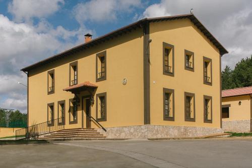 Hontoria del Pinar Apartment | Centro Río Lobos