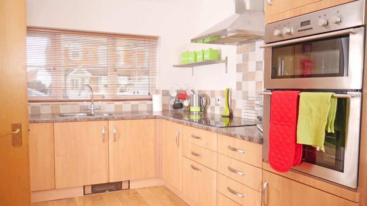 Gosport Cottage | Century House - a house that sleeps up to 8 guests in 4 bedrooms