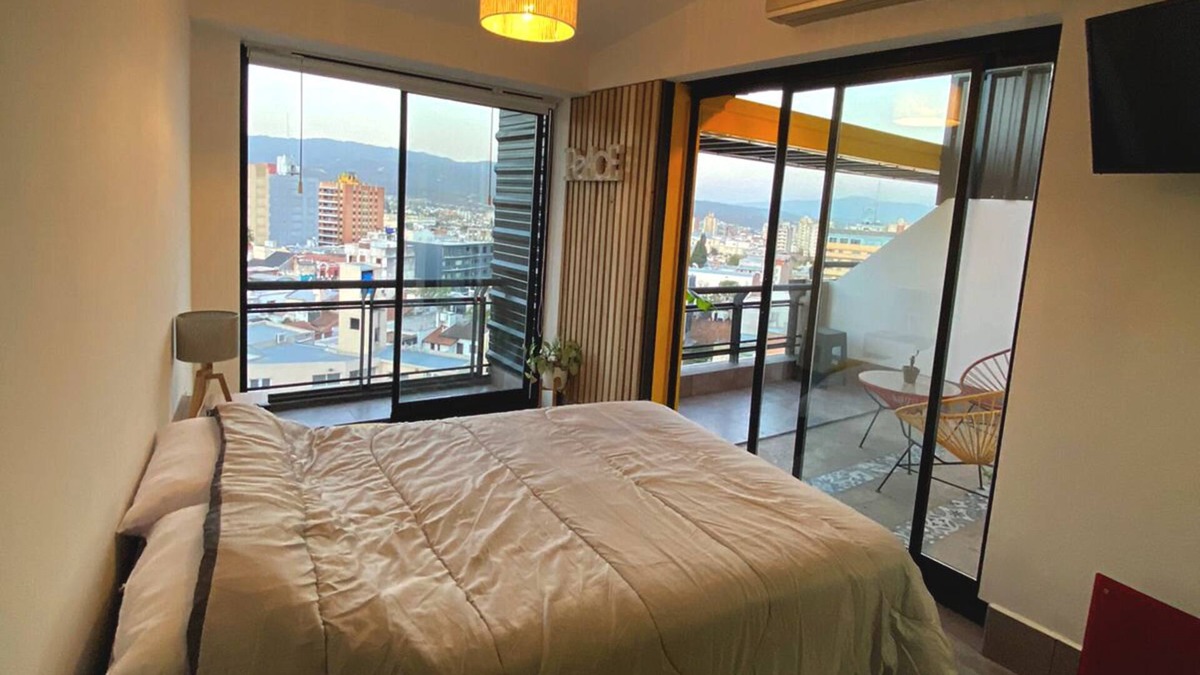 San Salvador de Jujuy Apartment | Cercano al centro de la ciudad pero en un barrio tranquilo, rodeado de árboles.