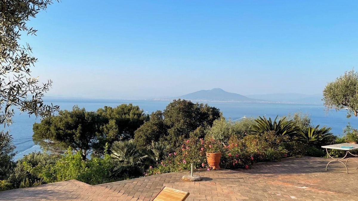 Licola House | Cesina Home | Apartment in Historic Villa with Panoramic Terrace