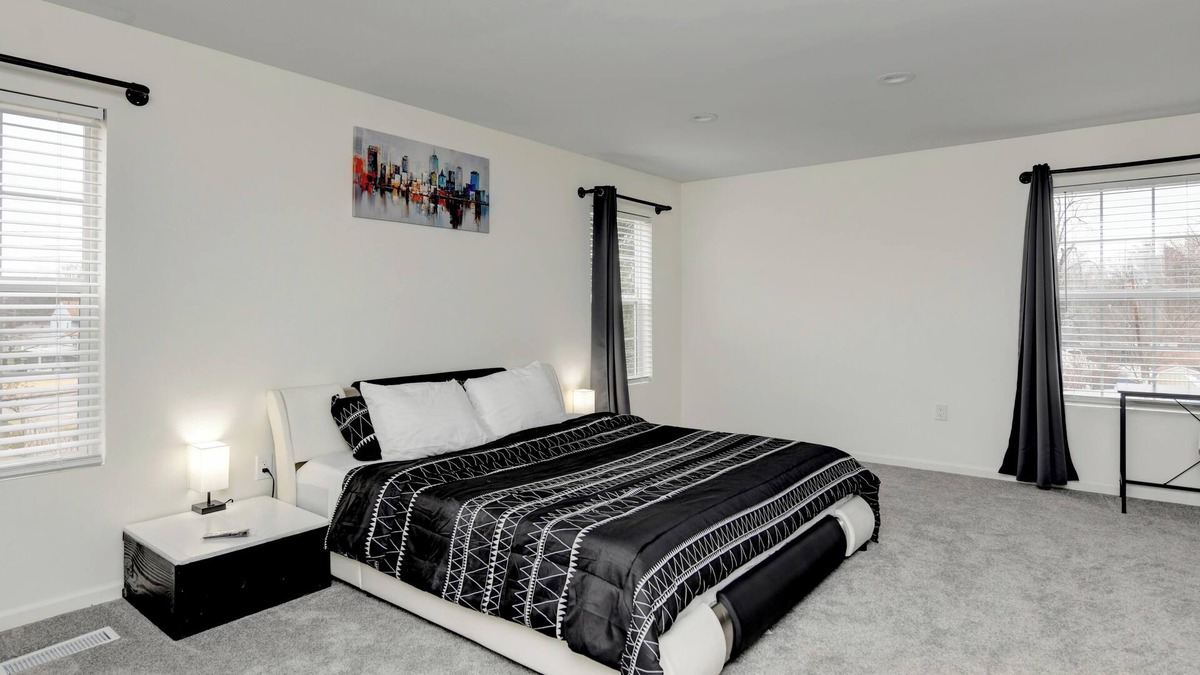 Columbus House | CG SuitesnEntire home in Columbus, Ohion16+ guests5 bedrooms9 beds5 baths
