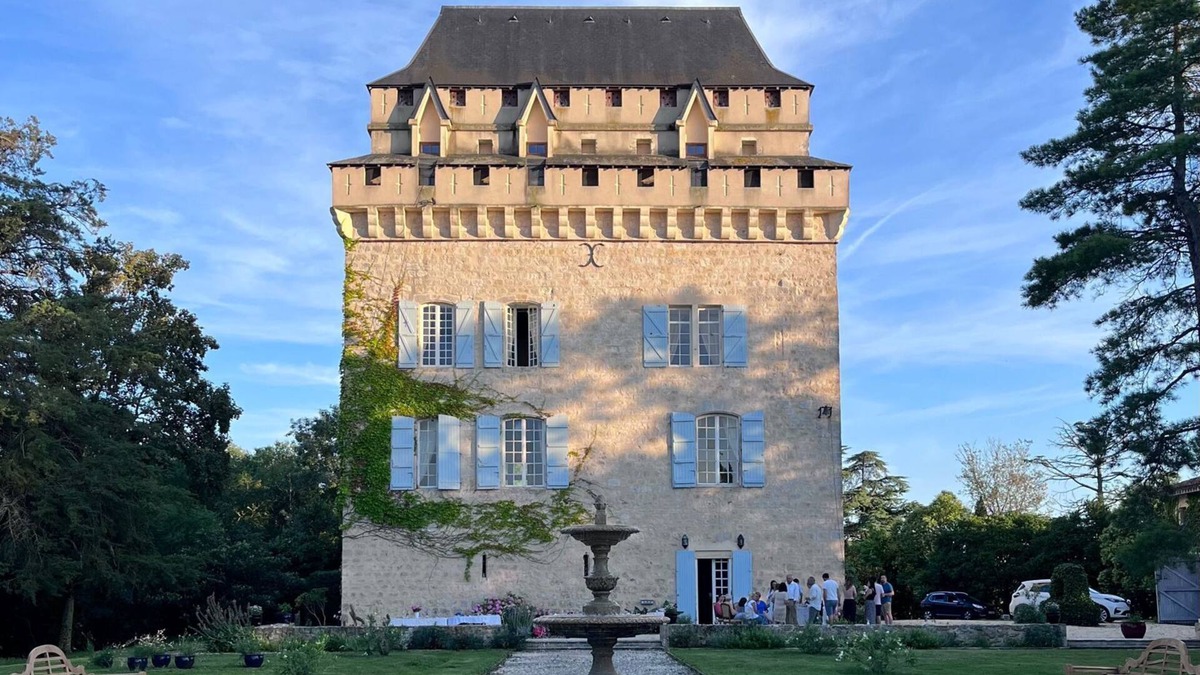 Gazaupouy House | Château Déhès, Tour Médiévale du Xiv° Siècle: Chambre, Salle de Bain au 2°étage