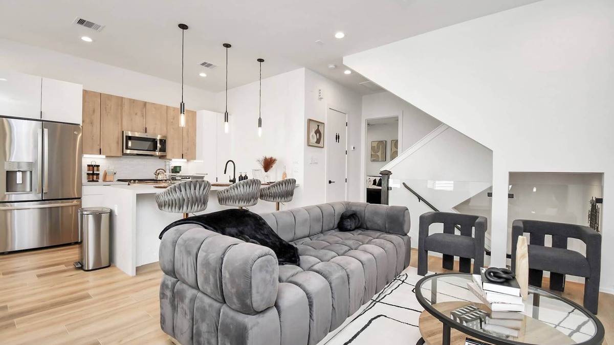OST - South Union House | Château de Amour: Exquisite Townhouse - Medical Center/Downtown HTX