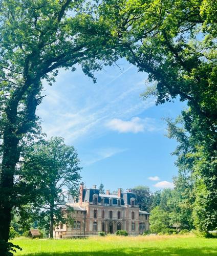 Chaumes-en-Brie Bed & Breakfast | Château de Crènille