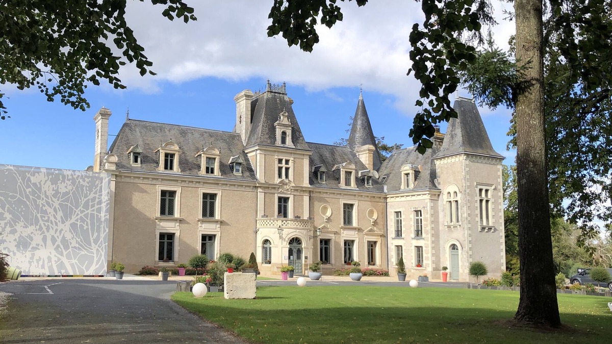 Saint-Laurent-sur-Sevre Hotel | Château de la Barbinière