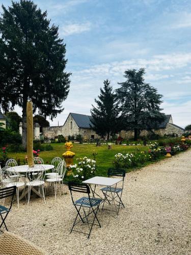 Allonnes Bed & Breakfast | Château de la Thibaudière Bois Savary - Chambre familiale du Roi