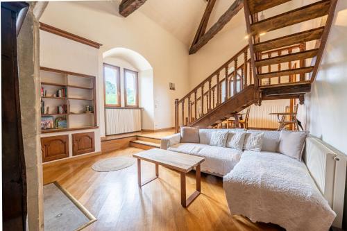Alby-sur-Cheran Apartment | Château De Montpon - Grand logement