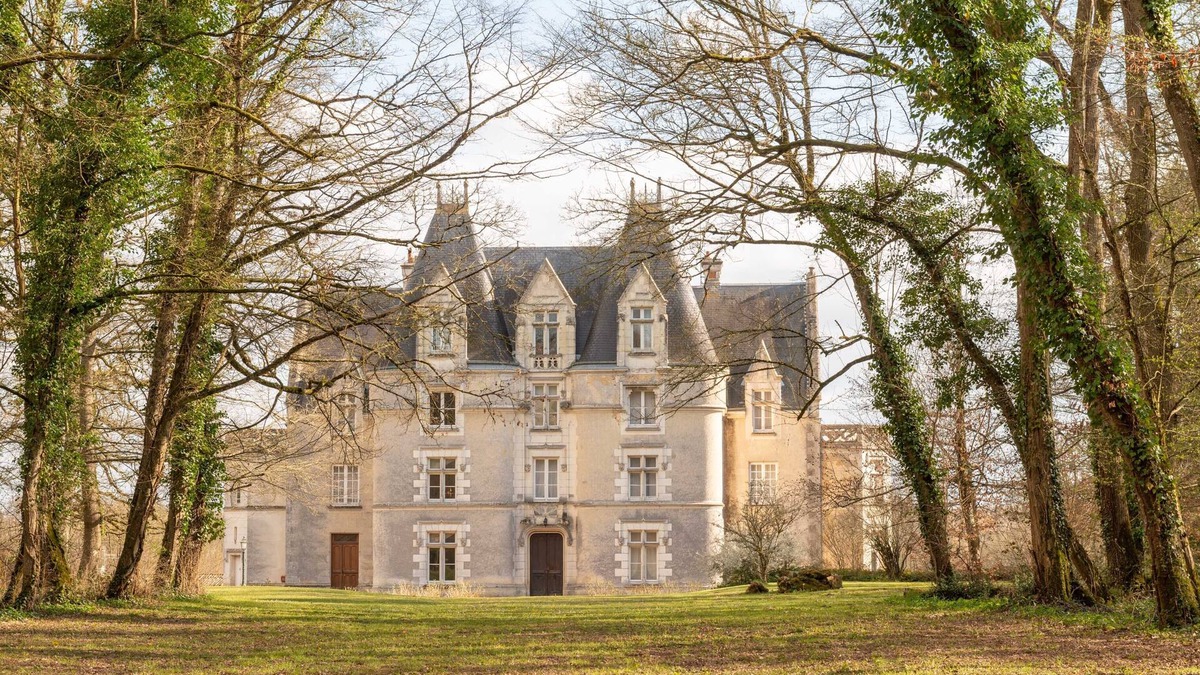 Vouille Hotel | Château de Périgny, The Originals Relais