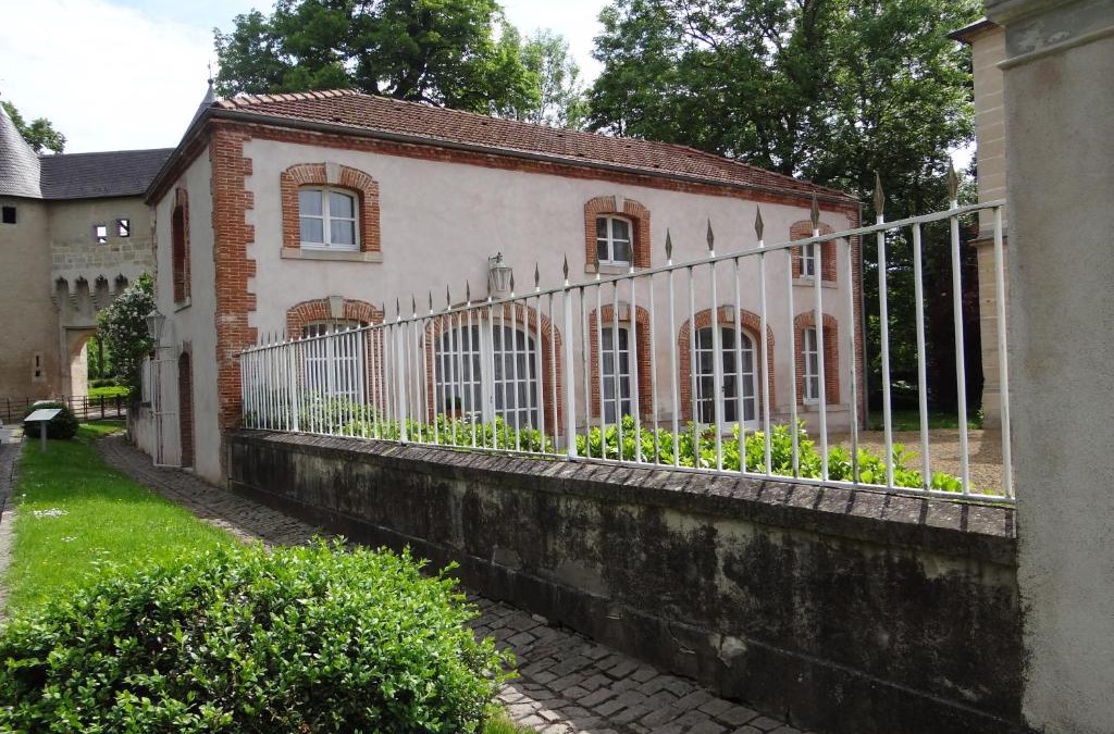 Vic-sur-Seille House | Château Mesny Gite Au Fil des Pages