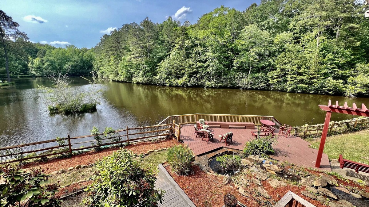 Acworth House | Château Resort on Lake w/Saltwater Pool + HotTub